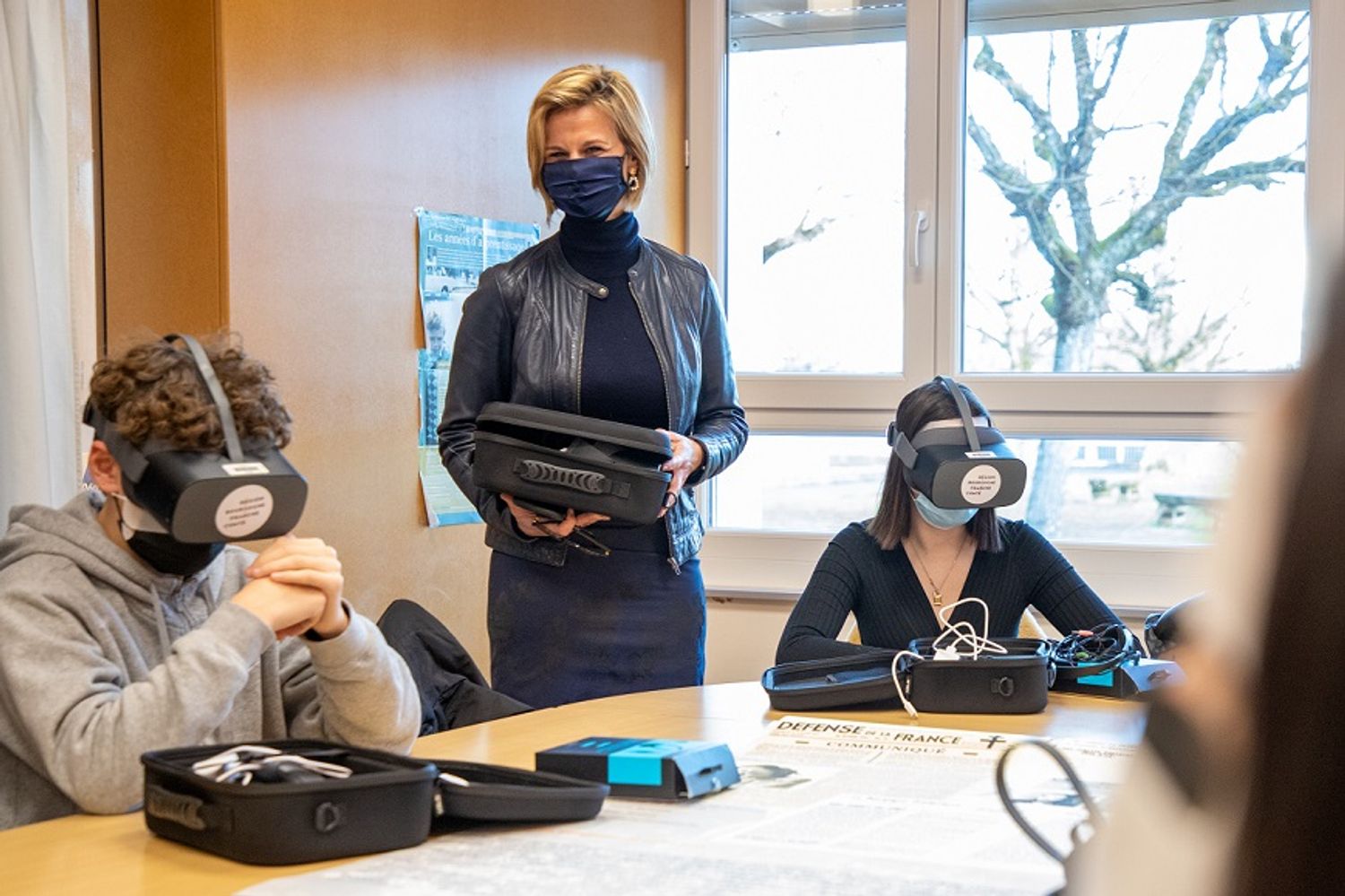 Océane Charret-Godard a présenté les casques de réalité virtuelle jeudi dans un lycée 